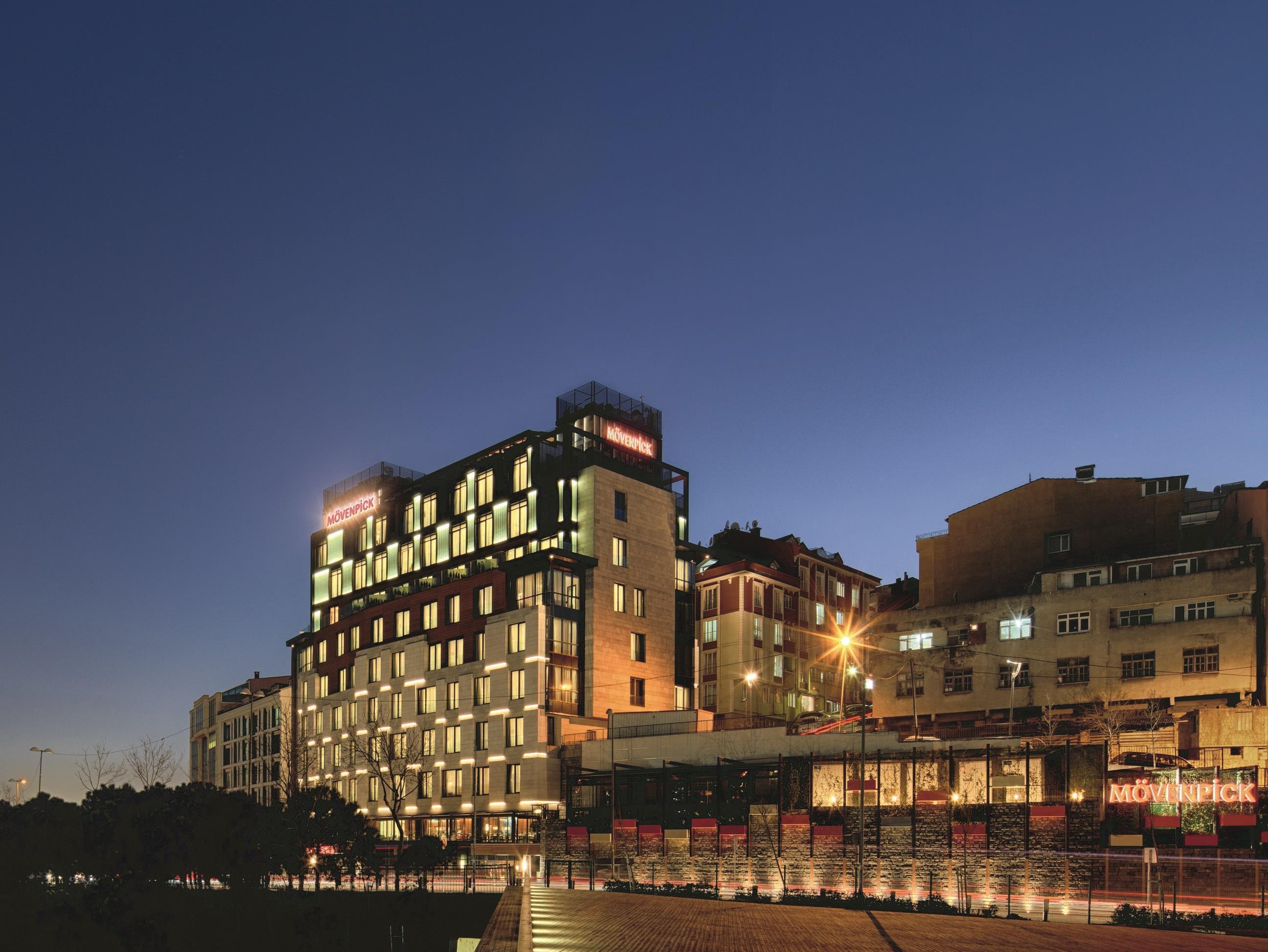โรงแรมเมอเวนปิค อิสตันบูล โกลเดนฮอร์น ภายนอก รูปภาพ The hotel at night