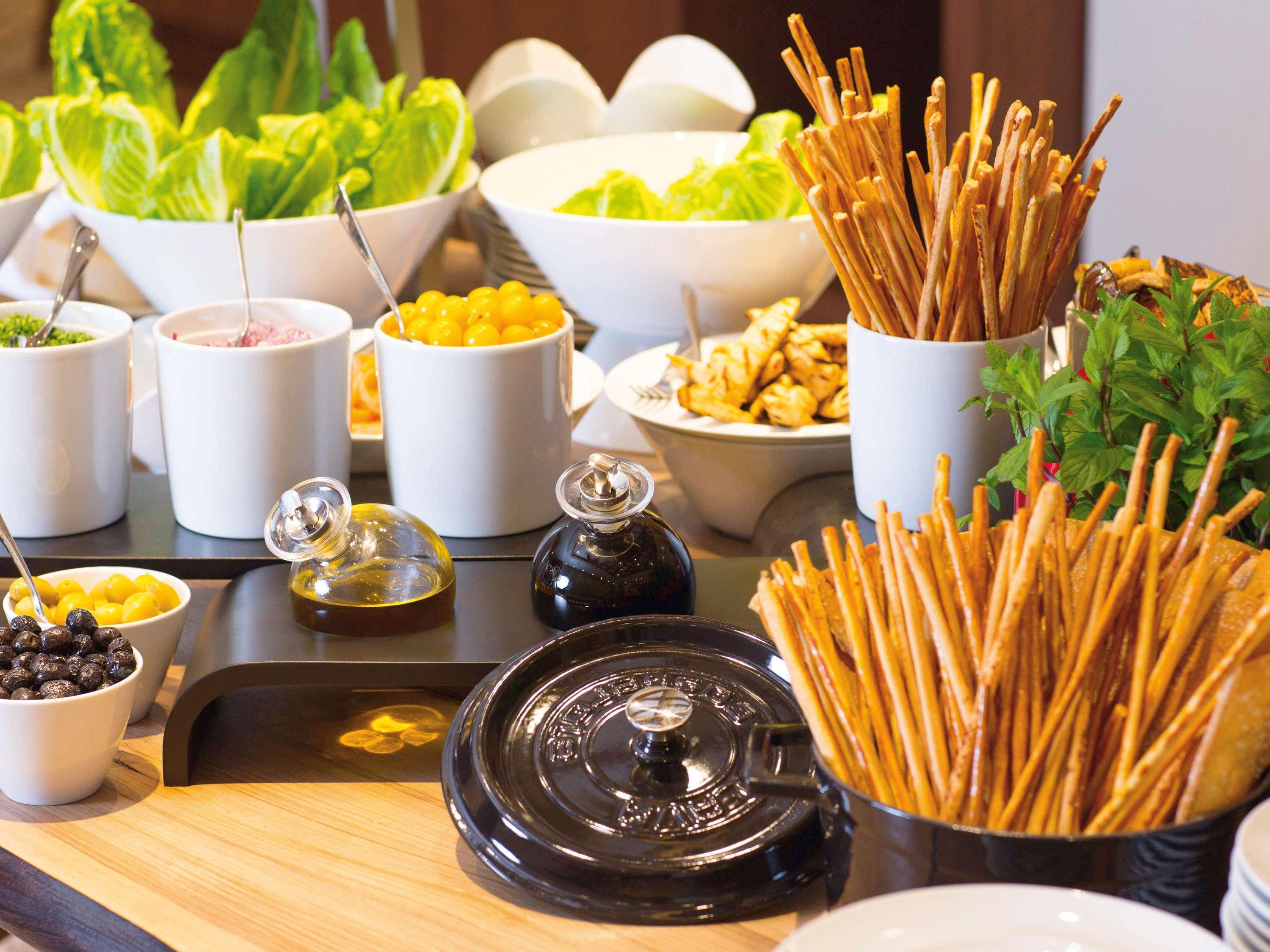 โรงแรมเมอเวนปิค อิสตันบูล โกลเดนฮอร์น ภายนอก รูปภาพ A buffet with breadsticks