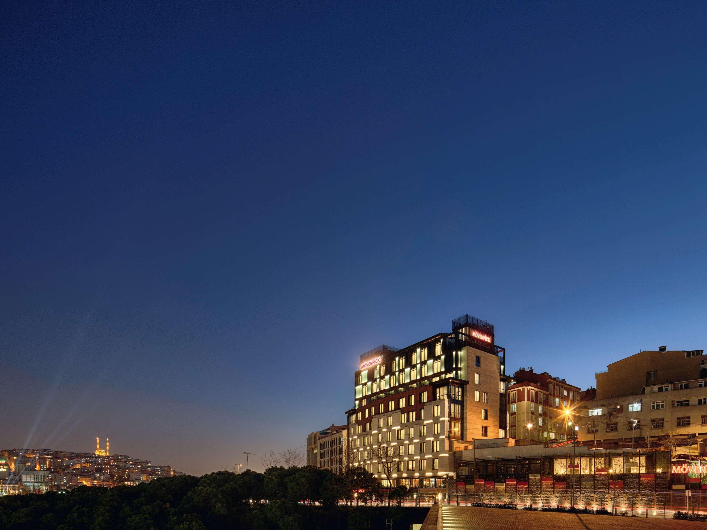 โรงแรมเมอเวนปิค อิสตันบูล โกลเดนฮอร์น ภายนอก รูปภาพ The hotel at night