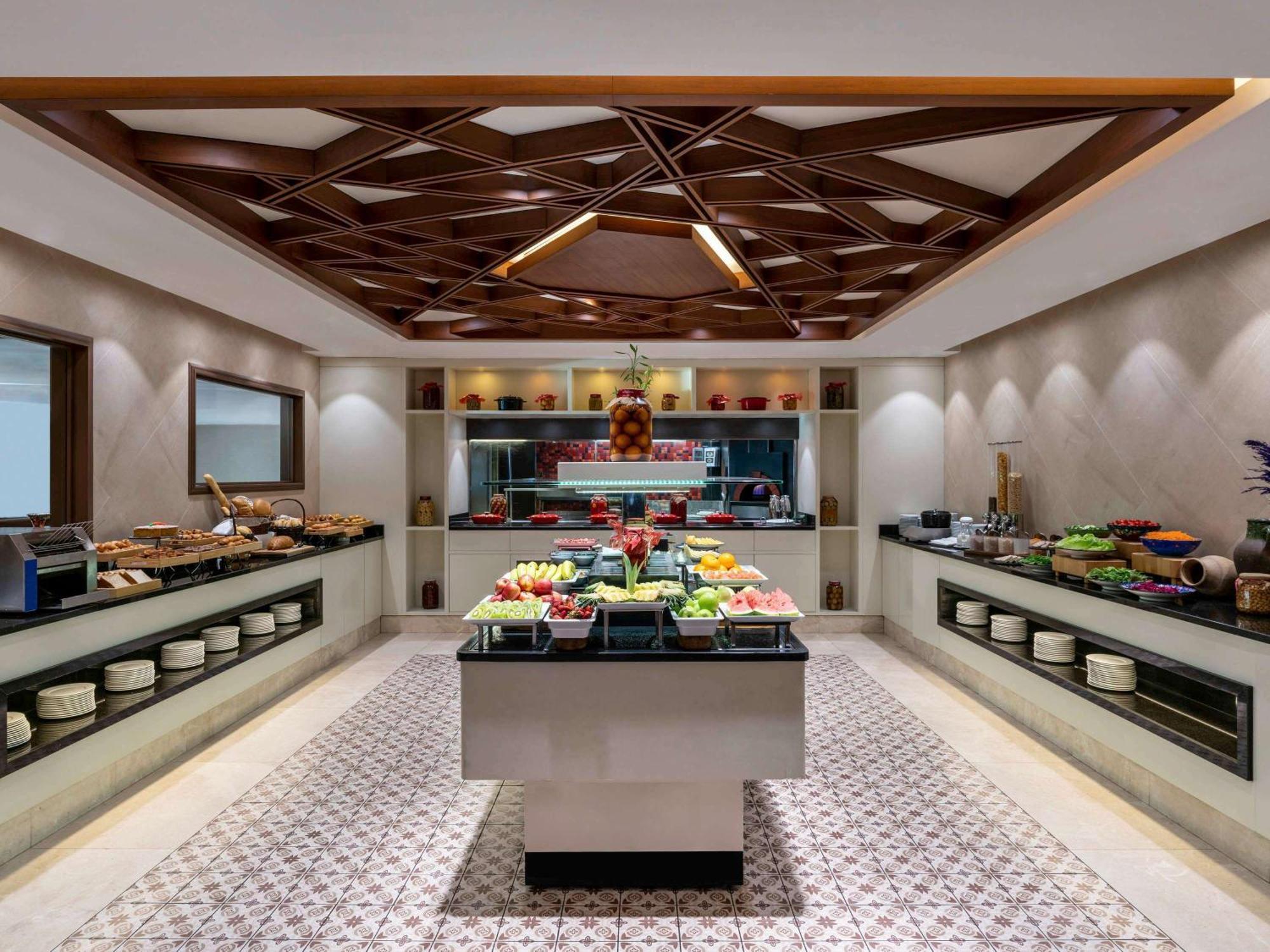 โรงแรมเมอเวนปิค อิสตันบูล โกลเดนฮอร์น ภายนอก รูปภาพ The lounge at Male International Airport