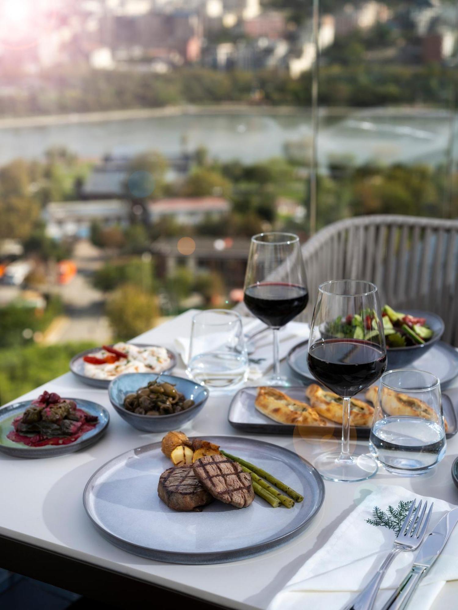 โรงแรมเมอเวนปิค อิสตันบูล โกลเดนฮอร์น ภายนอก รูปภาพ A selection of meze