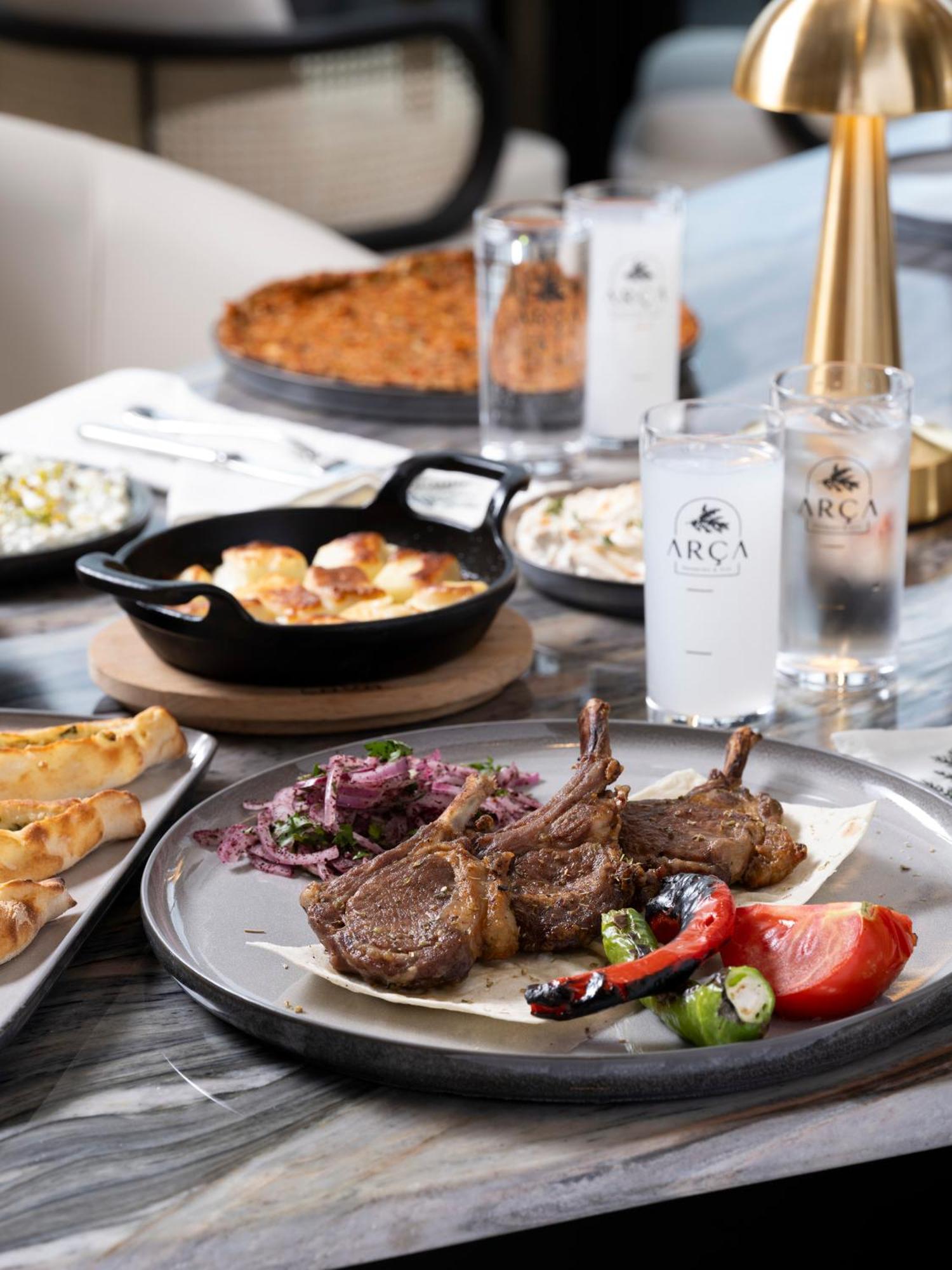 โรงแรมเมอเวนปิค อิสตันบูล โกลเดนฮอร์น ภายนอก รูปภาพ A selection of dishes at Arca