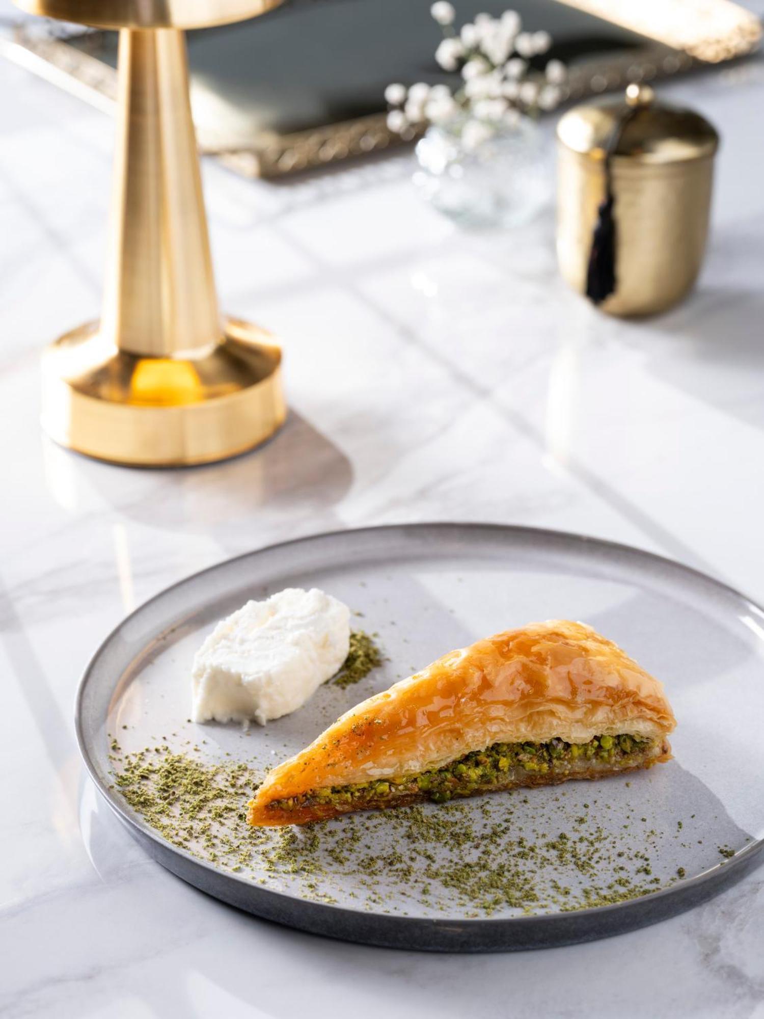 โรงแรมเมอเวนปิค อิสตันบูล โกลเดนฮอร์น ภายนอก รูปภาพ Bourekas with feta cheese