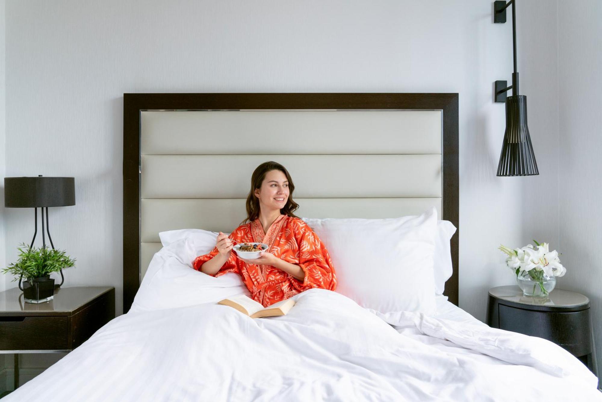 โรงแรมเมอเวนปิค อิสตันบูล โกลเดนฮอร์น ภายนอก รูปภาพ A woman sitting on a bed