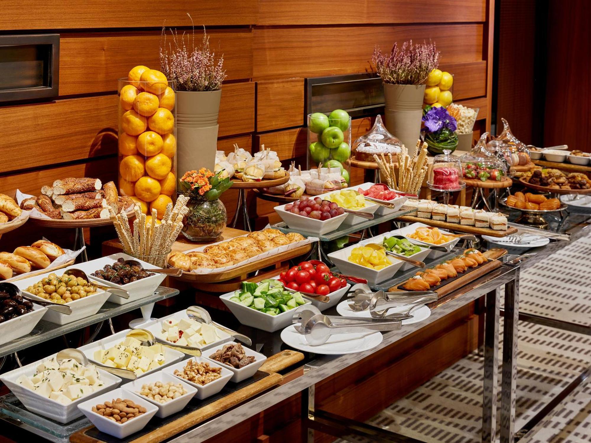 โรงแรมเมอเวนปิค อิสตันบูล โกลเดนฮอร์น ภายนอก รูปภาพ A buffet at a hotel
