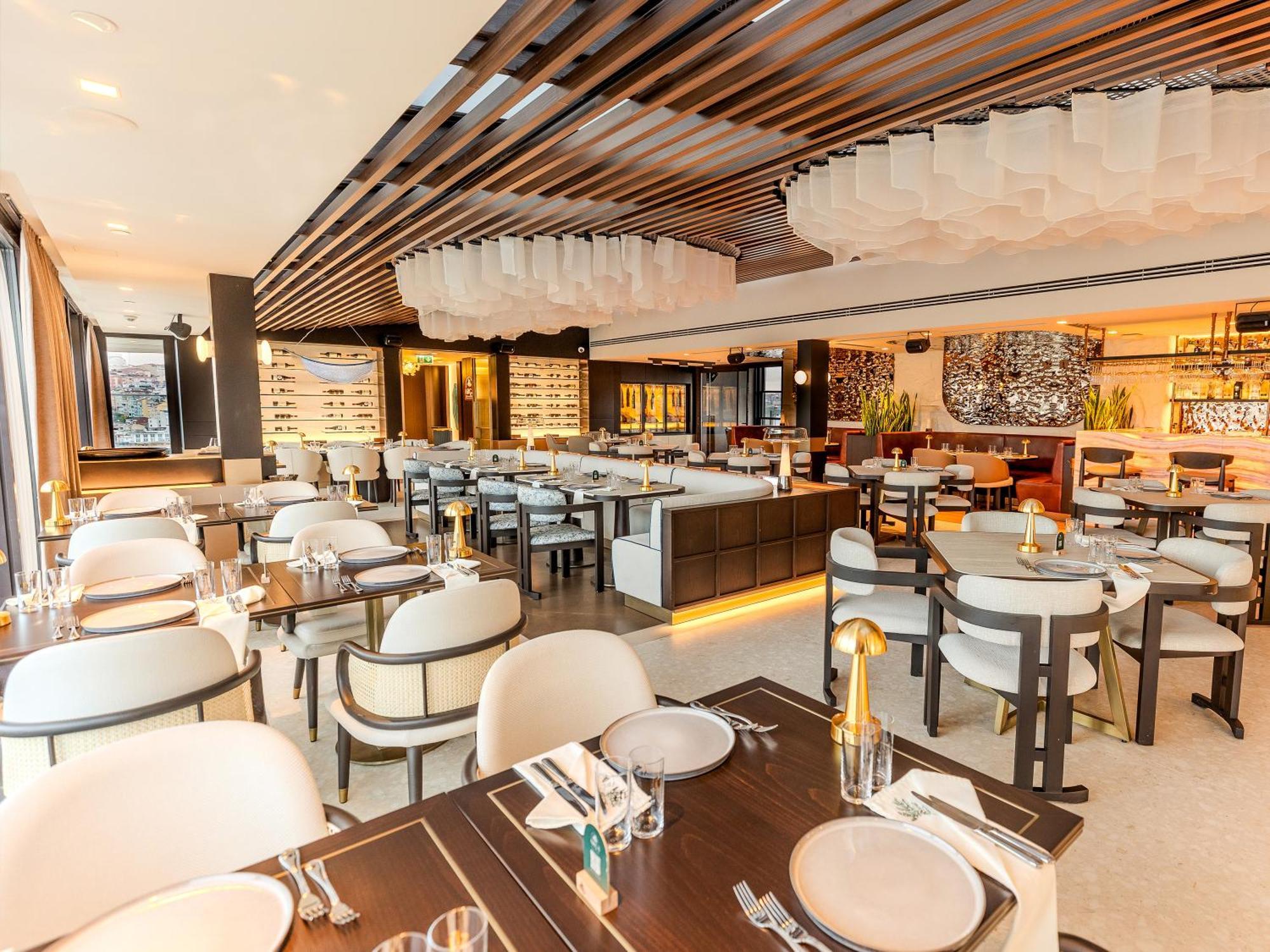 โรงแรมเมอเวนปิค อิสตันบูล โกลเดนฮอร์น ภายนอก รูปภาพ The interior of the restaurant