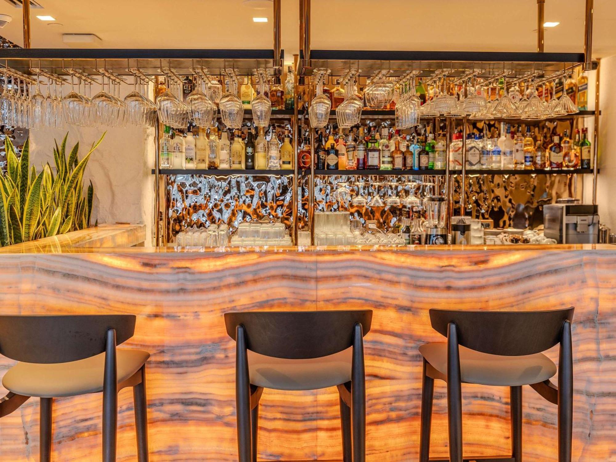 โรงแรมเมอเวนปิค อิสตันบูล โกลเดนฮอร์น ภายนอก รูปภาพ The bar at the restaurant